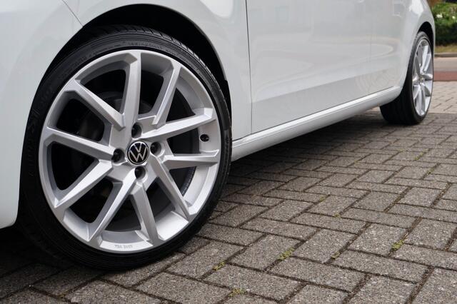 Volkswagen UP! 1.0 (65pk) Airco/Lane assist/DAB/17 Inch/Stoelverwarming