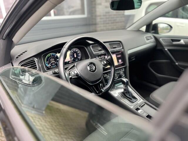 Volkswagen e-Golf 136PK WARMTEPOMP / CAMERA / STOELVERW. / CARPLAY