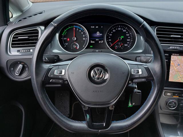 Volkswagen e-Golf e-Golf 136pk Automaat 5-Deurs | Warmtepomp | Navi | Apple Carplay+Android Auto | Clima | Adap. Cruise | Led Koplampen | Pdc V+A | Stoelverwarming | Privacy Glass | 17''lm | Trekhaak