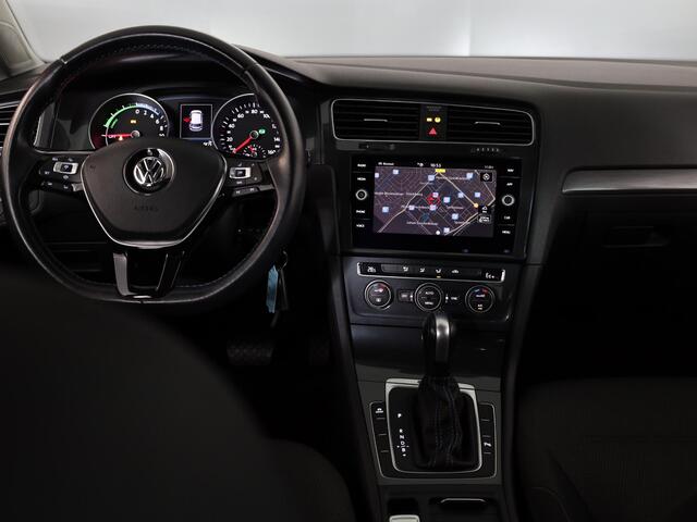 Volkswagen e-Golf E-DITION 136 pk | Navigatie | Warmtepomp | Parkeersensoren | Achteruitrijcamera | Apple Carplay/Android Auto | LED koplampen |
