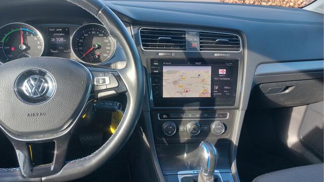 Volkswagen e-Golf e-Golf CLIMA/NAVI/AUTOMAAT/LED 100605 KM BJ 2018