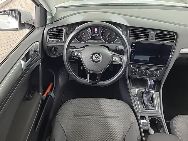 Volkswagen e-Golf e-Golf (136 PK) 1e-EIg. @ Dealer-Onderh. BOVAG-Garantie. NL-Auto. Navigatie/Apple-Carplay/Android-Auto, Adaptive-Cruisecontrol, Parkeersensoren-V+A, Airco, Skiluik, Lm-Velgen-16Inch Privacy-Glas