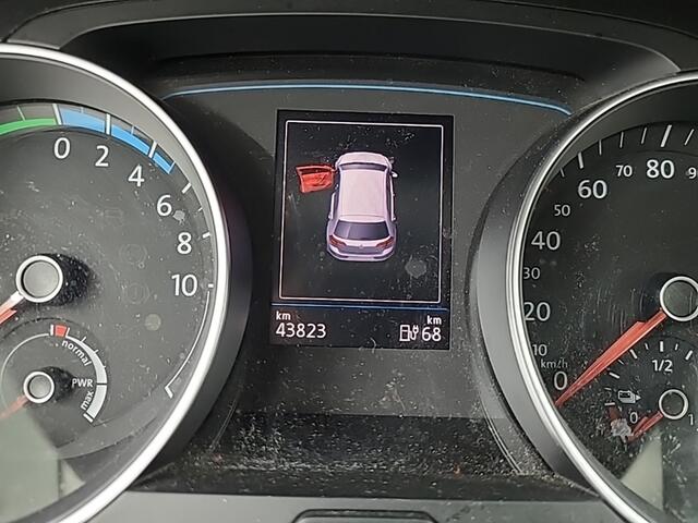 Volkswagen e-Golf e-Golf (136 PK) 1e-EIg. @ Dealer-Onderh. BOVAG-Garantie. NL-Auto. Navigatie/Apple-Carplay/Android-Auto, Adaptive-Cruisecontrol, Parkeersensoren-V+A, Airco, Skiluik, Lm-Velgen-16Inch Privacy-Glas