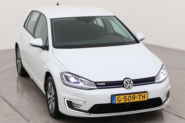 Volkswagen e-Golf E-DITION / Navigatie / Warmte pomp / Digitaal dashboard / Parkeersensoren V+A / Lichtmetaal 16 inch /