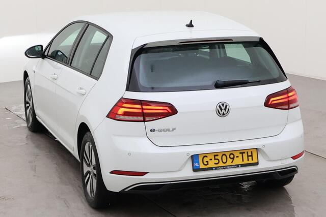 Volkswagen e-Golf E-DITION / Navigatie / Warmte pomp / Digitaal dashboard / Parkeersensoren V+A / Lichtmetaal 16 inch /