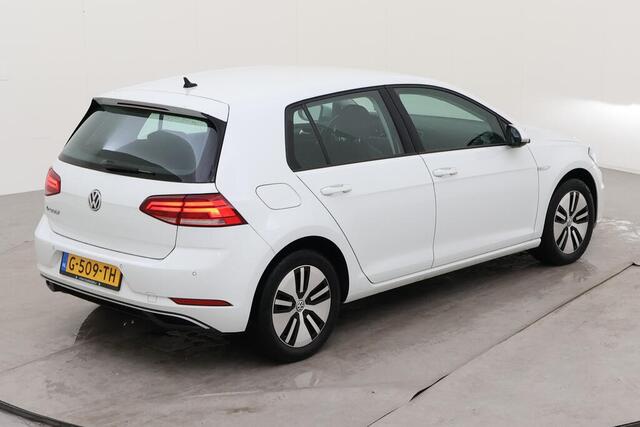 Volkswagen e-Golf E-DITION / Navigatie / Warmte pomp / Digitaal dashboard / Parkeersensoren V+A / Lichtmetaal 16 inch /