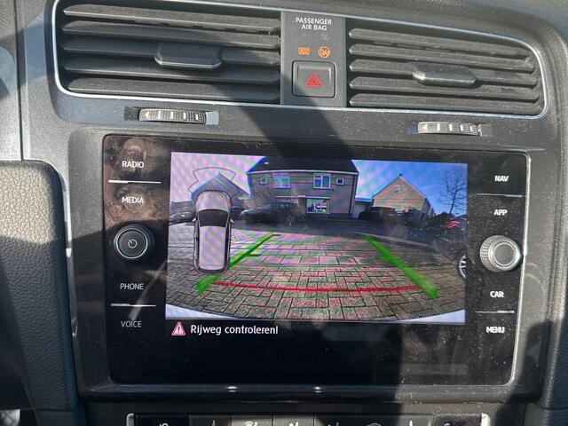 Volkswagen e-Golf E-DITION / Navigatie / Warmte pomp / Digitaal dashboard / Parkeersensoren V+A / Lichtmetaal 16 inch /