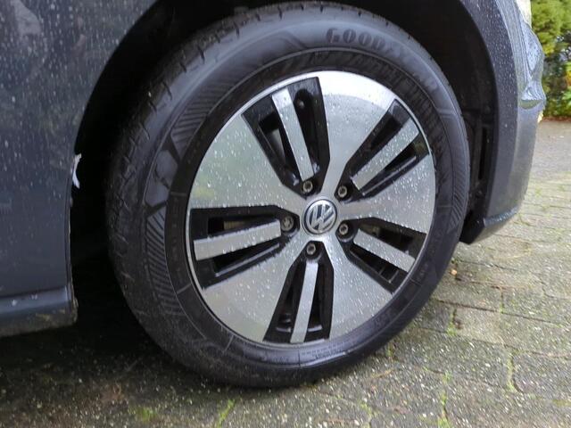 Volkswagen e-Golf E-DITION Navigatie / Parkeersensoren / LED verlichting / Clima / Bluetooth / Cruise