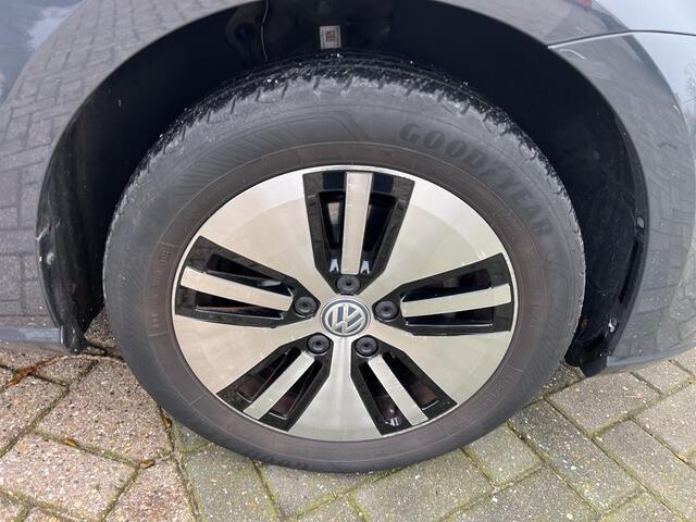Volkswagen e-Golf E-DITION Digitaal dashboard / App-connect / Parkeersensoren / Clima / LED / Voorruitverwarming