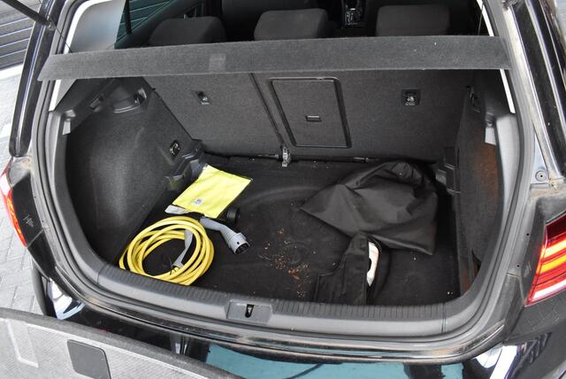 Volkswagen e-Golf e-Golf / Carplay / lichtmetaal / parkeersensoren voor&achter /