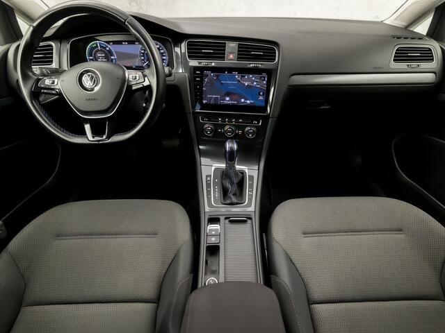 Volkswagen e-Golf Sport Automaat (DIGITAL COCKPIT, APPLE CARPLAY, GROOT NAVI, CLIMATE, ADAPTIVE CRUISE, SPORTSTOELEN, PARKEERSENSOREN, LED KOPLAMPEN, NIEUWSTAAT)