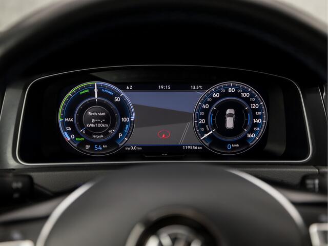 Volkswagen e-Golf Sport Automaat (DIGITAL COCKPIT, APPLE CARPLAY, GROOT NAVI, CLIMATE, ADAPTIVE CRUISE, SPORTSTOELEN, PARKEERSENSOREN, LED KOPLAMPEN, NIEUWSTAAT)