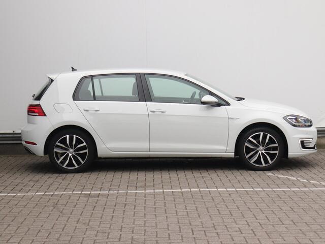 Volkswagen e-Golf e-Golf | Warmtepomp | Navigatie | Parkeersensoren | Adaptive cruise control | App-connect | Climate control |
