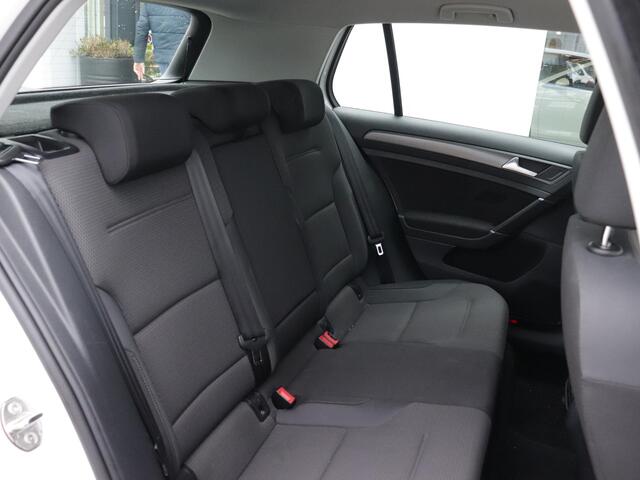 Volkswagen e-Golf e-Golf | Warmtepomp | Navigatie | Parkeersensoren | Adaptive cruise control | App-connect | Climate control |