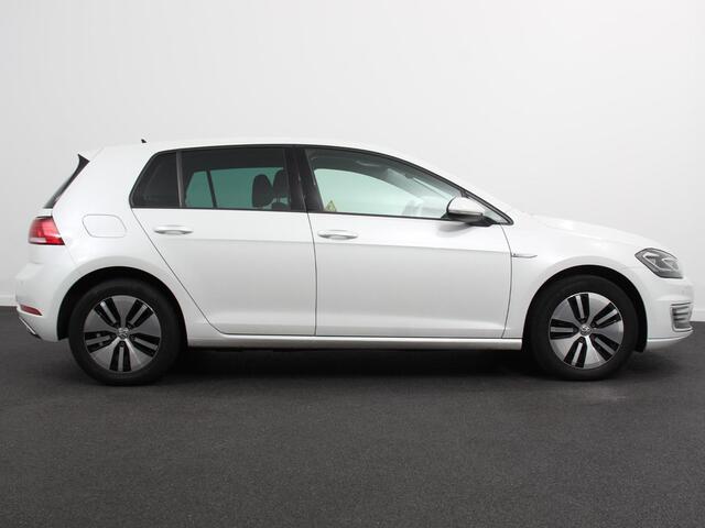 Volkswagen e-Golf 100KW Automaat Edition Volkswagen e-Golf e-Golf | Navigatie | Climate Control | Warmtepomp | Parkeersensoren V+A | Privacy Glass |