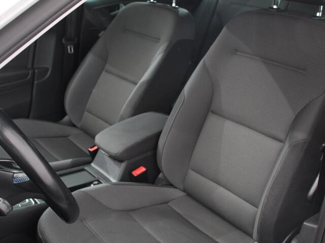 Volkswagen e-Golf 100KW Automaat Edition Volkswagen e-Golf e-Golf | Navigatie | Climate Control | Warmtepomp | Parkeersensoren V+A | Privacy Glass |