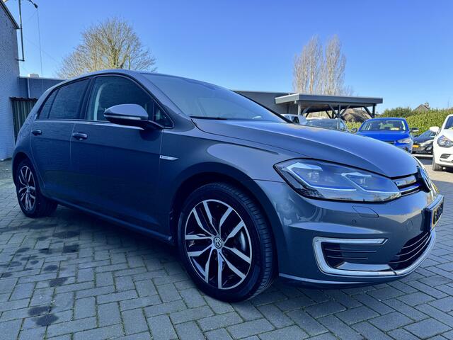 Volkswagen e-Golf 100kw / 35.8kWH 100%EV. / Navigatie / Stoelverwarming / Bestuurders-pakket / Light Assist / Winterpak / Ambiente pack / Apk dec-2025