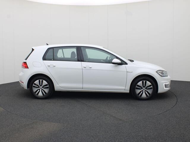 Volkswagen e-Golf E-DITION 100kW/136PK · Navigatie · Parkeersensoren · Ad.cruise control