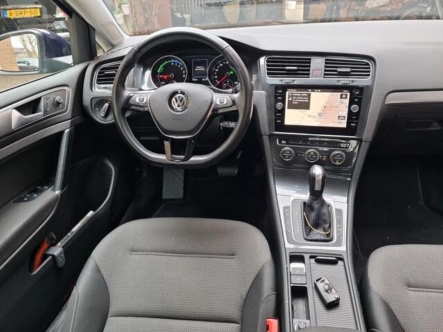 Volkswagen e-Golf E-DITION / Navigatie / Climate controle / Lichtmetaal 16 inch / Parkeersensoren V+A /