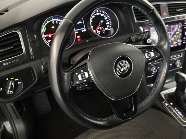 Volkswagen e-Golf E-DITION 136 pk | Navigatie | Parkeersensoren | Adaptieve cruise control | Stoelverwarming |