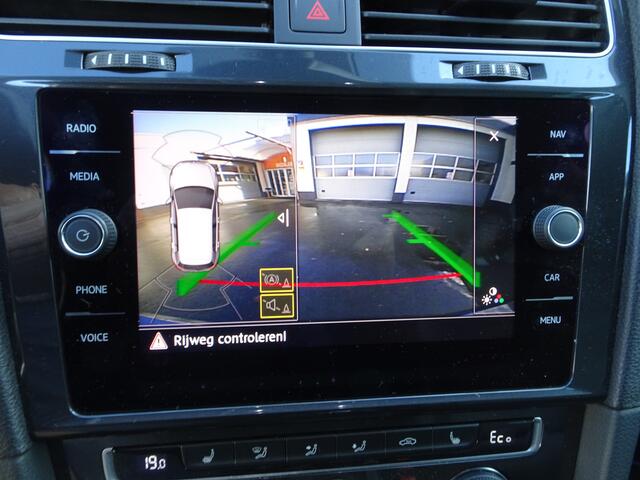 Volkswagen e-Golf E-DITION Automatische airco, navigatie, lederen bekleding, parkeersensoren voor en achter, licht metalen velgen, enz.