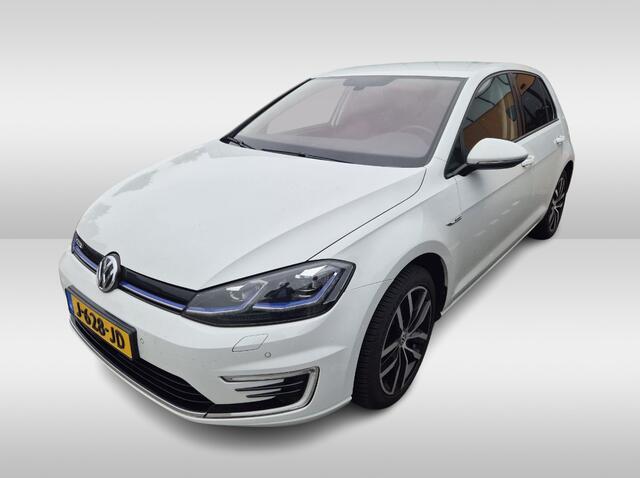 Volkswagen e-Golf E-DITION / CarPlay / Virtual Cockpit / Warmtepomp / 17'' / Parkeerhulp V+A / Stoelverwarming / DAB / ACC
