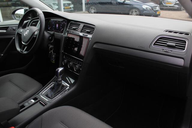 Volkswagen e-Golf E-DITION / CarPlay / Virtual Cockpit / Warmtepomp / 17'' / Parkeerhulp V+A / Stoelverwarming / DAB / ACC