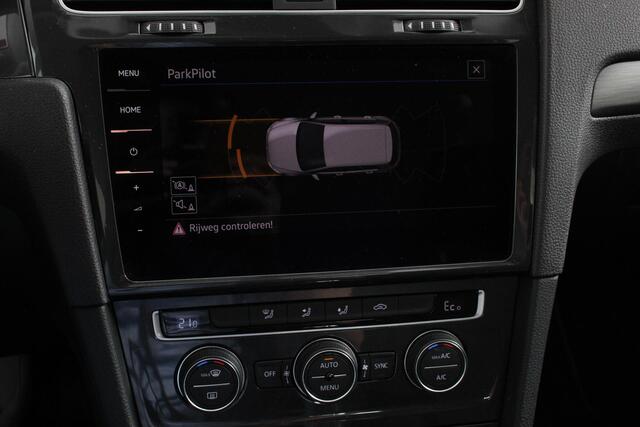 Volkswagen e-Golf Edition | Navigatie | Climate Control | Cruise control adaptief | Parkeer sensoren | Lichtmetalen Velgen 17" | Extra getint glas