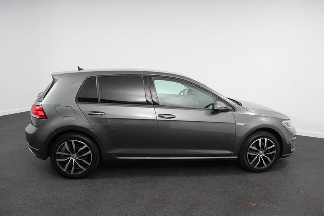 Volkswagen e-Golf Edition | Navigatie | Climate Control | Cruise control adaptief | Parkeer sensoren | Lichtmetalen Velgen 17" | Extra getint glas