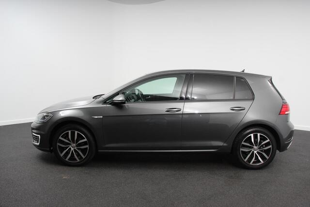 Volkswagen e-Golf Edition | Navigatie | Climate Control | Cruise control adaptief | Parkeer sensoren | Lichtmetalen Velgen 17" | Extra getint glas