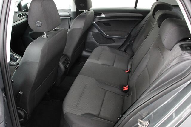 Volkswagen e-Golf Edition | Navigatie | Climate Control | Cruise control adaptief | Parkeer sensoren | Lichtmetalen Velgen 17" | Extra getint glas