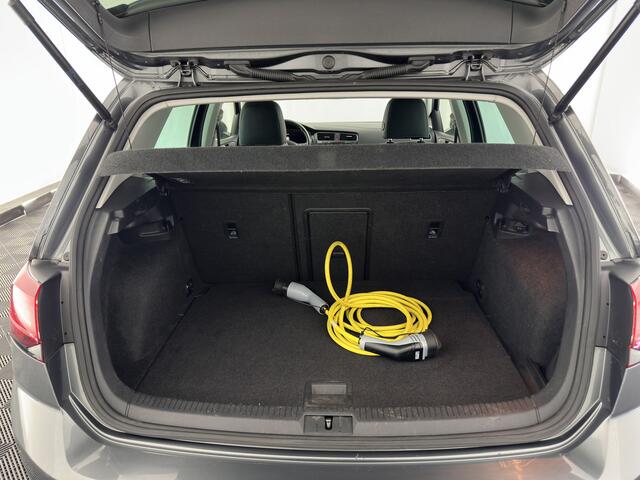 Volkswagen e-Golf {SOH-100%) *AUT | LUXURY-LEATHER | FULL-LED | NAVI-FULLMAP | CAMERA | HEATED-SPORTSEATS | ECC | PDC | CARPLAY | CRUISE | 19''ALU