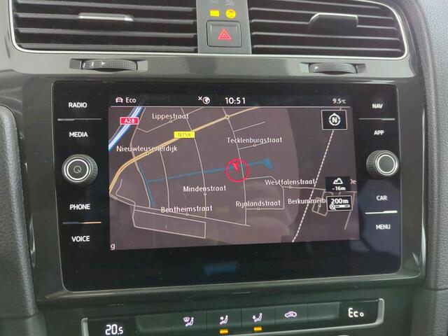 Volkswagen e-Golf E-DITION 136PK / 16" LMV / Parkeersensoren V+A / LED / Navigatie / App-Connect