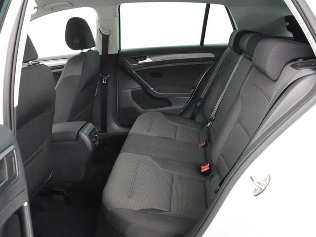 Volkswagen e-Golf E-DITION | Stoelverwarming | Warmtepomp | Carplay | Adaptive cruise | Virtual Cockpit | Navigatie | LED Plus | Getint glas | Climate control