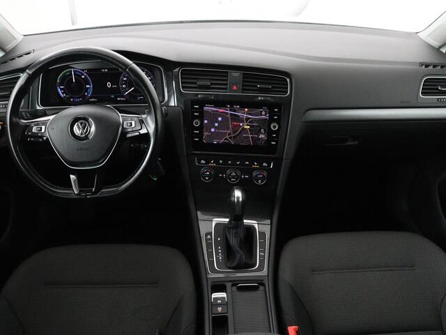 Volkswagen e-Golf E-DITION | Stoelverwarming | Warmtepomp | Carplay | Adaptive cruise | Virtual Cockpit | Navigatie | LED Plus | Getint glas | Climate control