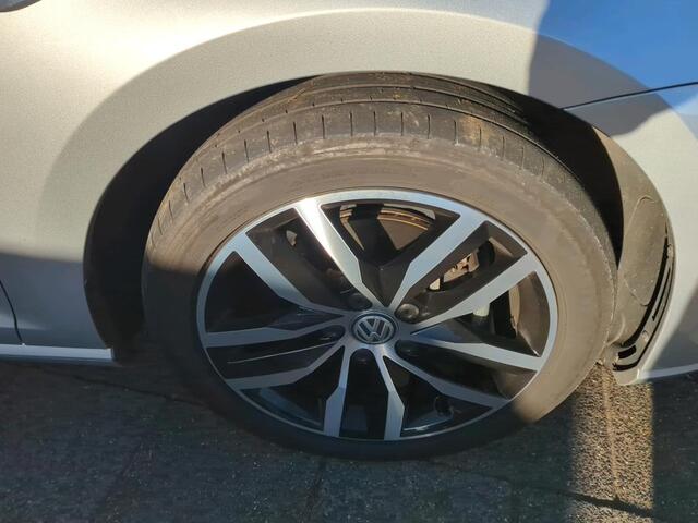 Volkswagen e-Golf E-DITION / LED / Virtual cockpit / Navigatie / Climate control / Parkeersensoren V+A / 17''LMV Warmtepomp!