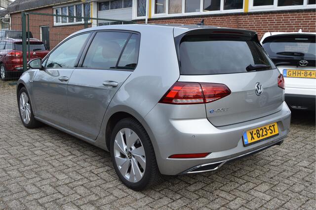 Volkswagen e-Golf E-DITION Soh 91 / Warmtepomp / Led matrix / Apple,android / 17"