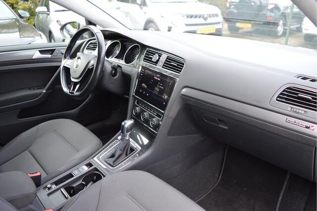 Volkswagen e-Golf E-DITION Soh 91 / Warmtepomp / Led matrix / Apple,android / 17"