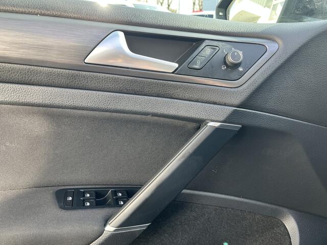 Volkswagen e-Golf E-DITION Airco Cruise controle Digitaal display Apple carplay Achterruitrij camera Telefoonverbinding Navigatiesysteem Oplaadkabel Parkeersensoren voor en achter