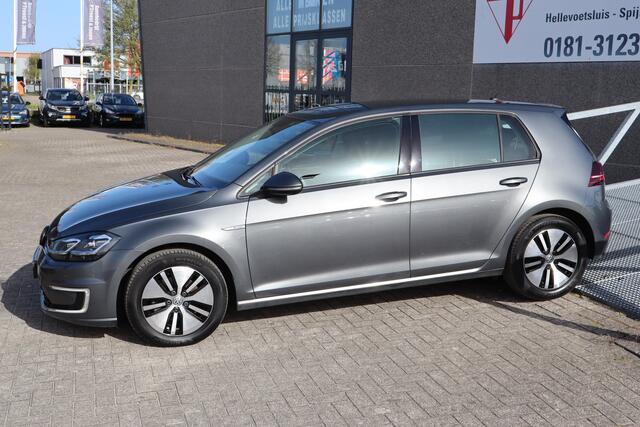 Volkswagen e-Golf Volkswagen e-Golf Automaat/Achteruitrijcamera/Parkeersensoren/Apple carplay/Navigatie/Adaptive cruise control/Keyless/Oplaadkabel incl 220V aansluiting/Elektrische ramen/Elektrisch verstelbare spiegels/Multifunctioneel stuurwiel/Lichtmetalen velgen.