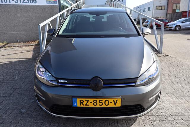 Volkswagen e-Golf Volkswagen e-Golf Automaat/Achteruitrijcamera/Parkeersensoren/Apple carplay/Navigatie/Adaptive cruise control/Keyless/Oplaadkabel incl 220V aansluiting/Elektrische ramen/Elektrisch verstelbare spiegels/Multifunctioneel stuurwiel/Lichtmetalen velgen.
