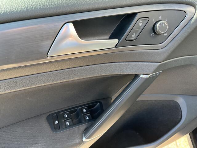 Volkswagen e-Golf / SOH 94%/ AUTOMAAT/ WARMTEPOMP/ ACC/ DODEHOEK/ PARK.SESOREN V+A/ CAMERA/ STOELVERWARM./ APP-CONNECT/ KEYLESS/ RIJ-MODI/ DIGITAL DASH/ DAB/ NAVI/ CLIMA/ LED/ 16'' LMV