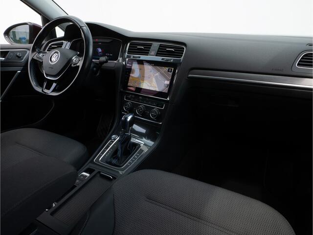 Volkswagen e-Golf e-Golf 136pk SOH 81% Virtual cockpit/ Warmtepomp/ Navigatie/ Carplay/ Camera/ Full led/ DYNaudio