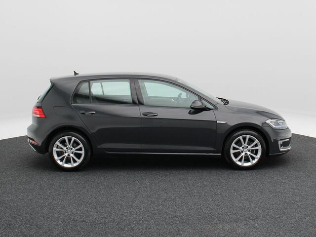 Volkswagen e-Golf 136 Pk Automaat | Full LED | Stoelverwarming | Adaptive Cruise | Climatronic | Warmte Pomp | Navigatie | CarPlay | 17 Inch | 136.295 Km !!
