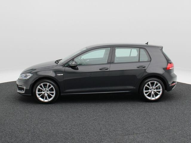 Volkswagen e-Golf 136 Pk Automaat | Full LED | Stoelverwarming | Adaptive Cruise | Climatronic | Warmte Pomp | Navigatie | CarPlay | 17 Inch | 136.295 Km !!
