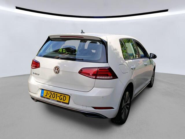 Volkswagen e-Golf E-DITION / SOH 92%/ AUTOMAAT/ PARKEER SENSOREN V+A/ STOELVERWARMING/ CRUISE/ NAVI/ AIRCO