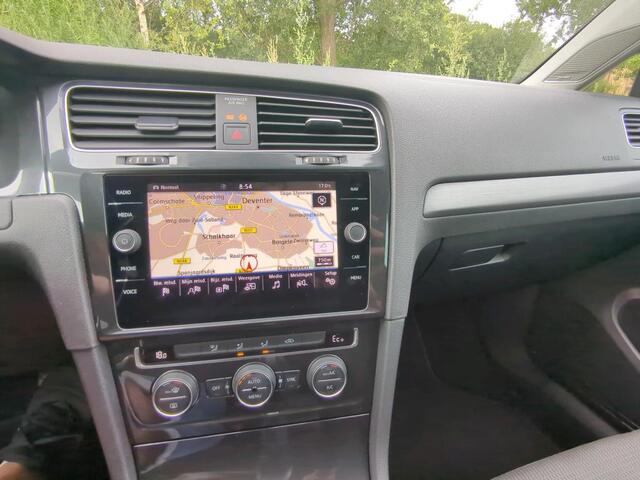 Volkswagen e-Golf E-DITION / SOH 91%/ AUTOMAAT/ DYNAUDIO/ CLIMATE/ NAVI/ PARK. SENSOREN + CAMERA/ CRUISE/ 17" LMV