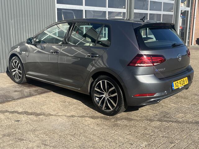 Volkswagen e-Golf 100% Elektrisch Airco Cruise controle Virtual display Navigatiesysteem Stuurwielbediening Telefoonverbinding Dynaudio Zwarte hemel Vol opties!! 230 km actieradius WLTP