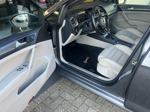 Volkswagen e-Golf 100% Elektrisch Airco Cruise controle Virtual display Navigatiesysteem Stuurwielbediening Telefoonverbinding Dynaudio Zwarte hemel Vol opties!! 230 km actieradius WLTP