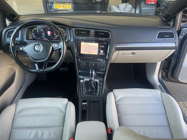 Volkswagen e-Golf 100% Elektrisch Airco Cruise controle Virtual display Navigatiesysteem Stuurwielbediening Telefoonverbinding Dynaudio Zwarte hemel Vol opties!! 230 km actieradius WLTP